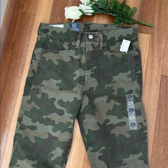GAP Green Camouflage High-Rise Jeans - Picture 2 of 5
